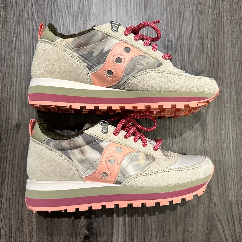 Like new Saucony camo details pink/olive sneakers, fits 6.5 women